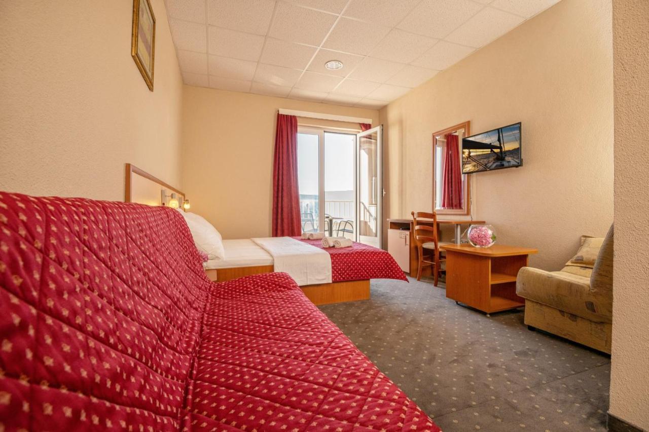 Luna 4* Neum